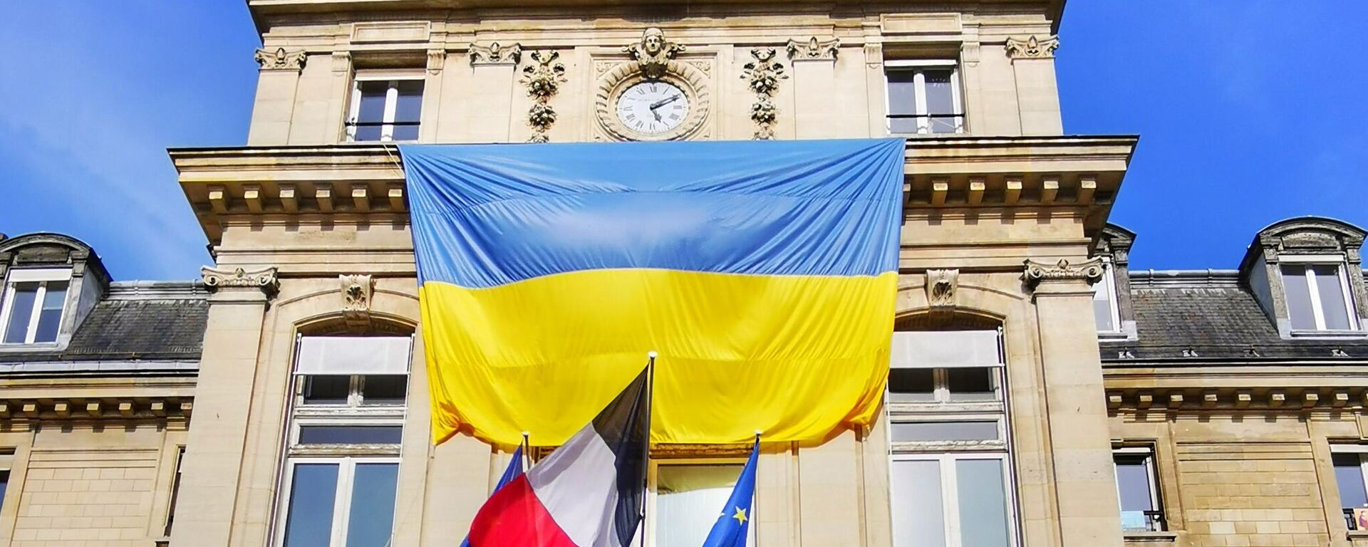 Украинский флаг в Париже - Sputnik Тоҷикистон, 1920, 19.05.2026