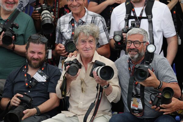Французский актер Франсуа Клюзе позирует в окружении фотографов. - Sputnik Таджикистан