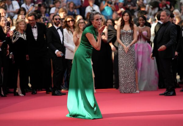 Американская актриса Энди Макдауэлл позирует перед фотографами на красной ковровой дорожке. - Sputnik Таджикистан