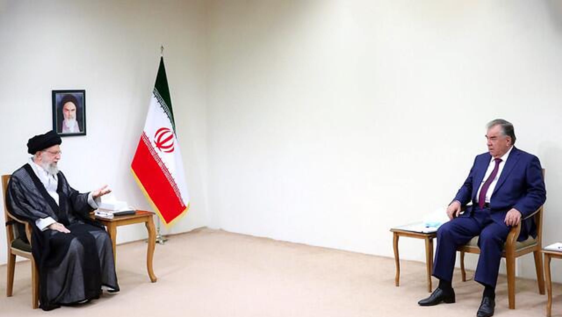Эмомали Рахмон провел встречу с Оятулло Сайидом Али Хоманейи - Sputnik Таджикистан, 1920, 31.05.2022