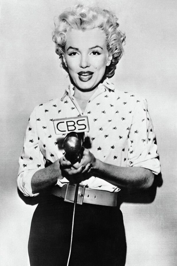 Мэрилин Монро держит микрофон CBS, 1955 год. - Sputnik Таджикистан
