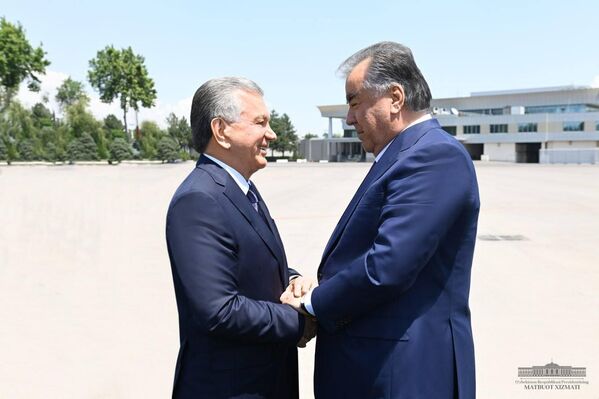 Президенты Рахмон и Мирзиёев обменялись приветствием. - Sputnik Таджикистан