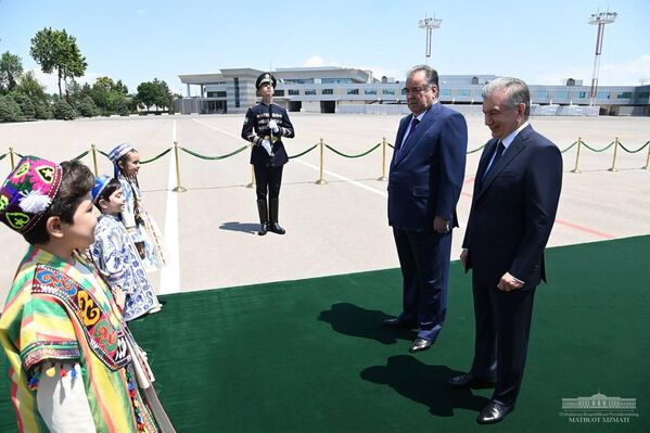 А еще лидеров двух государств ждали дети в узбекских и таджикских костюмах. - Sputnik Таджикистан