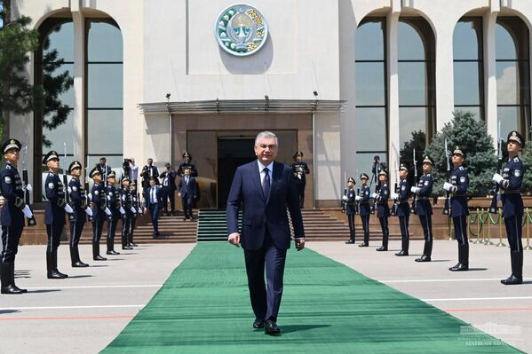 Президент Узбекистана Шавкат Мирзиёев лично прибыл в аэропорт, чтобы поприветствовать Рахмона.  - Sputnik Таджикистан