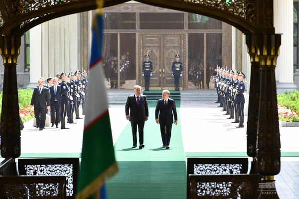 Торжественная церемония встречи лидера Таджикистана Эмомали Рахмона в Узбекистане - Sputnik Тоҷикистон