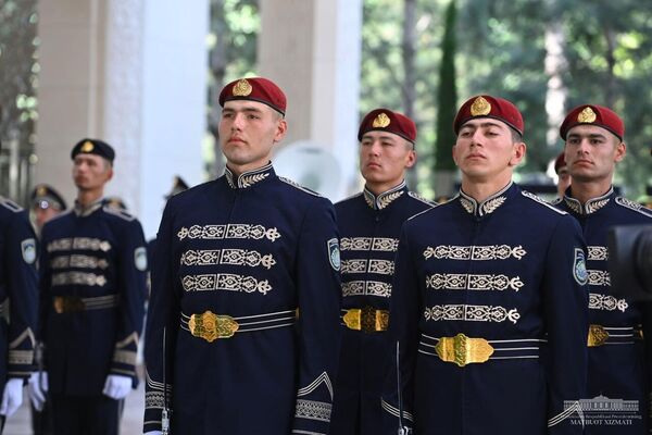 Торжественная церемония встречи лидера Таджикистана Эмомали Рахмона в Узбекистане - Sputnik Тоҷикистон