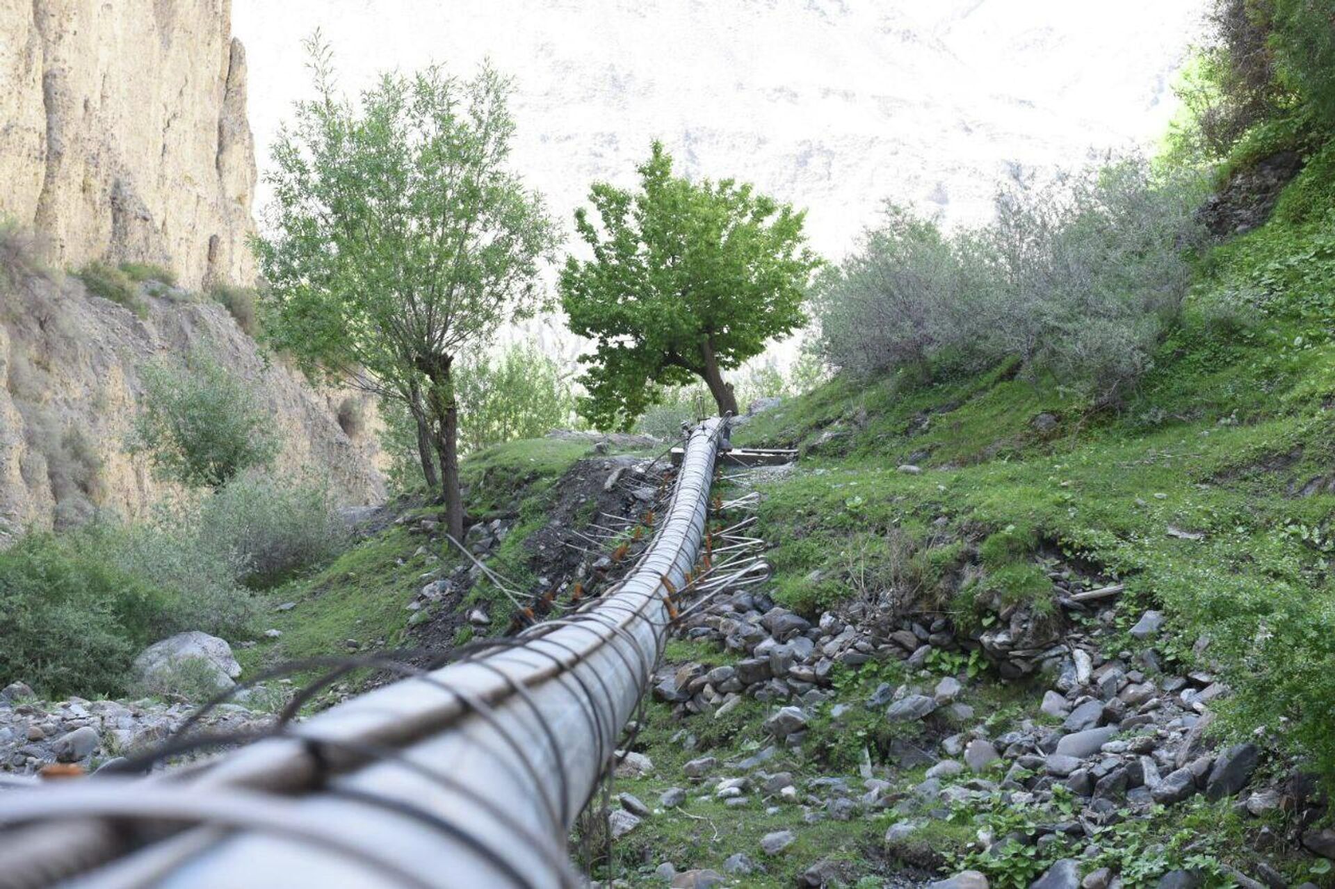 Новый водопровод позволяет отвести воды из горных источников за сотни метров из ущелья, прямо на поля, страдающие от засухи - Sputnik Таджикистан, 1920, 03.06.2022