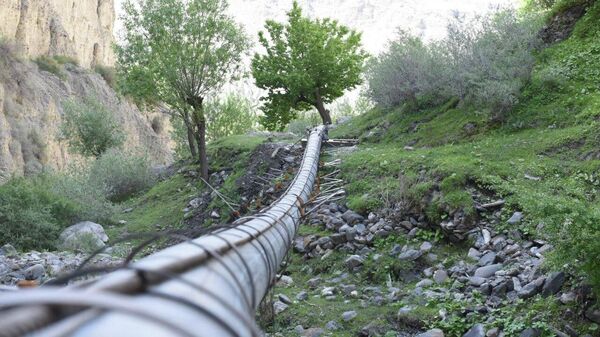 Новый водопровод позволяет отвести воды из горных источников за сотни метров из ущелья, прямо на поля, страдающие от засухи - Sputnik Таджикистан