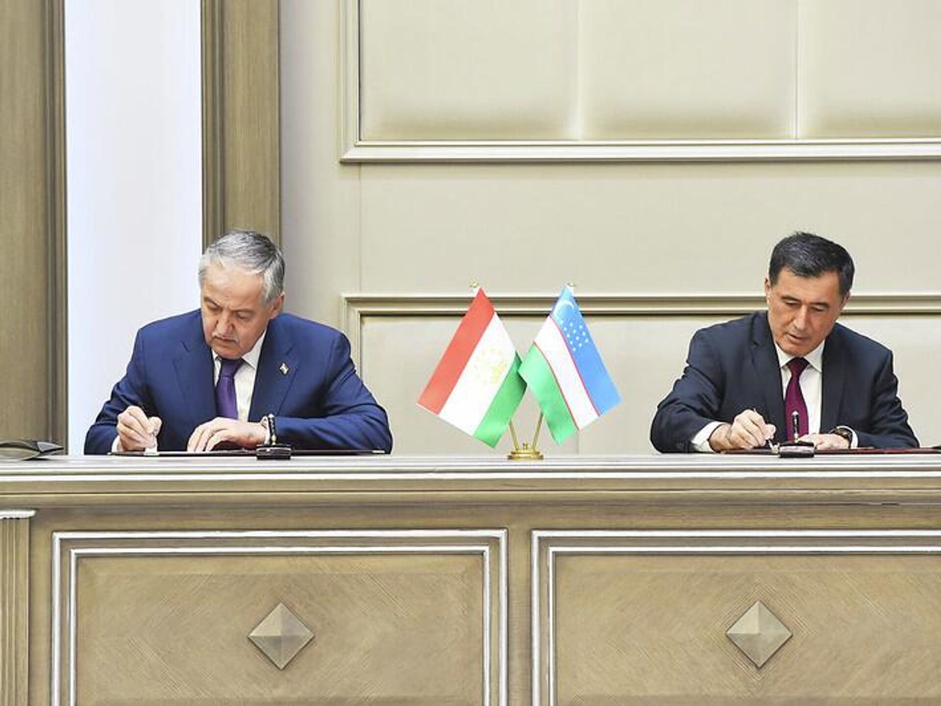 Президентский контракт. Таджикистан и Узбекистан. Визит президента Таджикистана в Узбекистан.