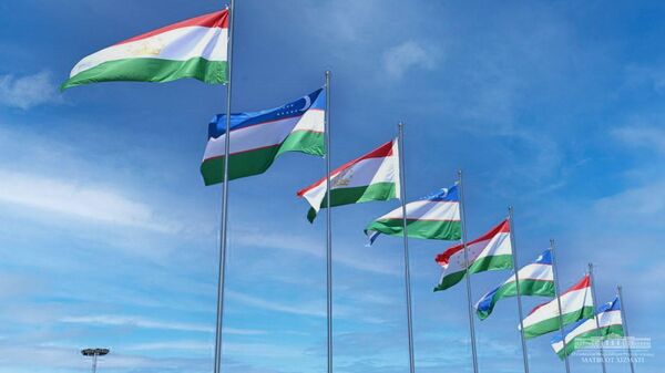 Национальные флаги Узбекистана и Таджикистана - Sputnik Тоҷикистон