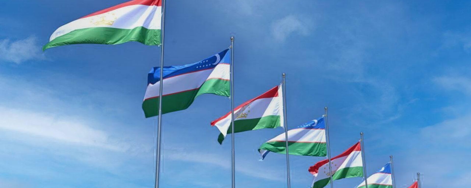 Национальные флаги Узбекистана и Таджикистана - Sputnik Тоҷикистон, 1920, 26.11.2022