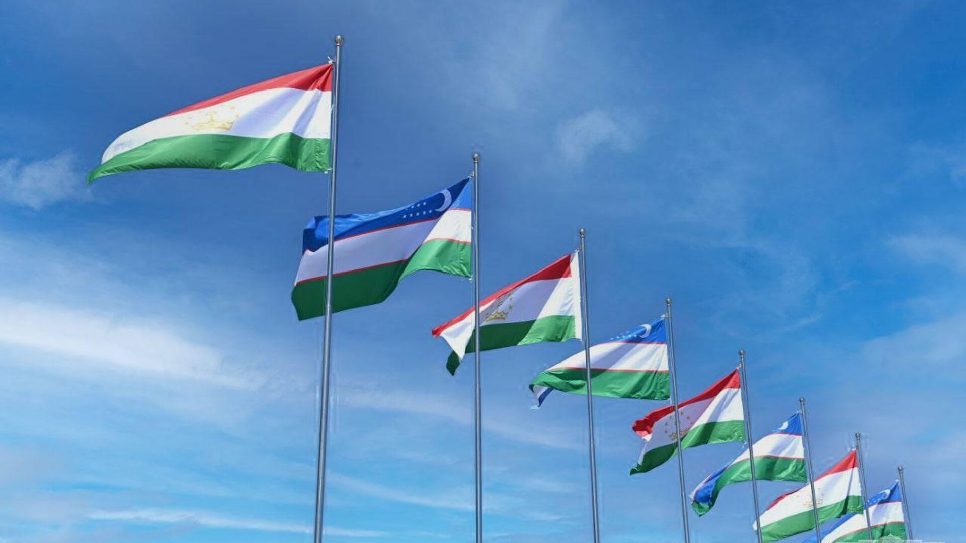 Национальные флаги Узбекистана и Таджикистана - Sputnik Таджикистан, 1920, 15.06.2022