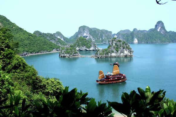 В северо-восточной части Вьетнама расположена бухта Халонг, которая известна изумрудными водами и тысячами известняковых островов, покрытых тропическими лесами. - Sputnik Таджикистан