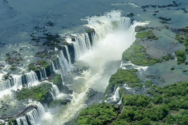 Масштабный по своим размерам комплекс из 275 водопадов на реке Игуасу, расположенный на границе Бразилии и Аргентины. - Sputnik Таджикистан