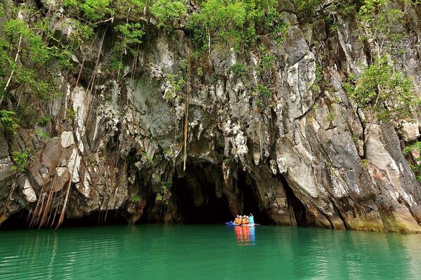 Вход из скал в подземную реку Пуэрто-Принсеса на острове Палаван, Филиппины. Объект Всемирного наследия ЮНЕСКО - Sputnik Таджикистан