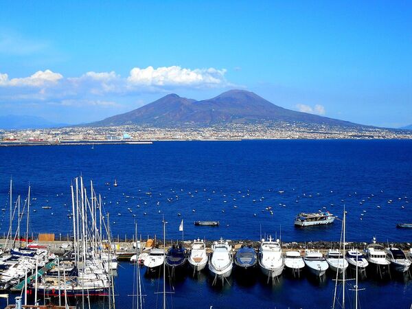 Действующий вулкан на юге Италии Везувий, расположенный на берегу Неаполитанского залива, имеет высоту более 1,2 тыс. метров. - Sputnik Таджикистан