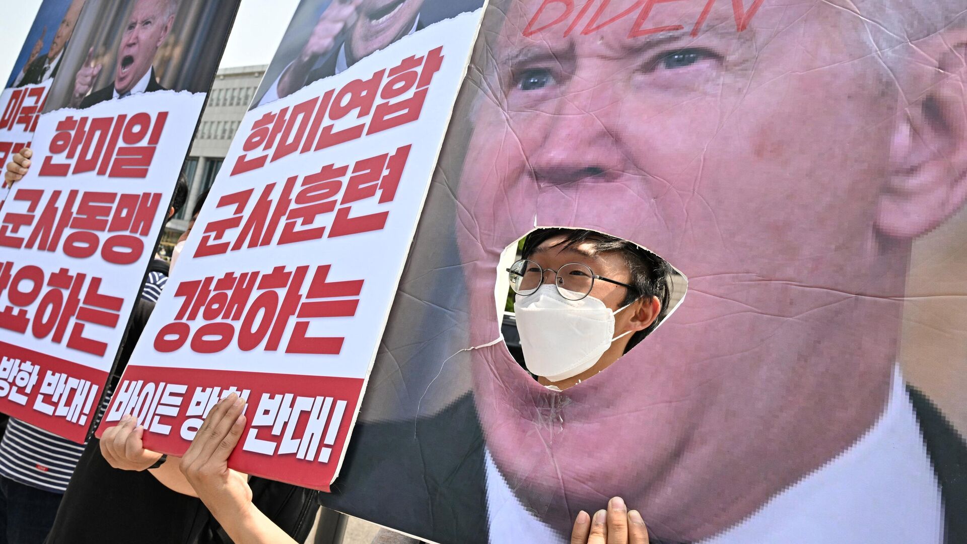 Активистка протестует против визита президента США Джо Байдена в южной Корее - Sputnik Таджикистан, 1920, 30.06.2022