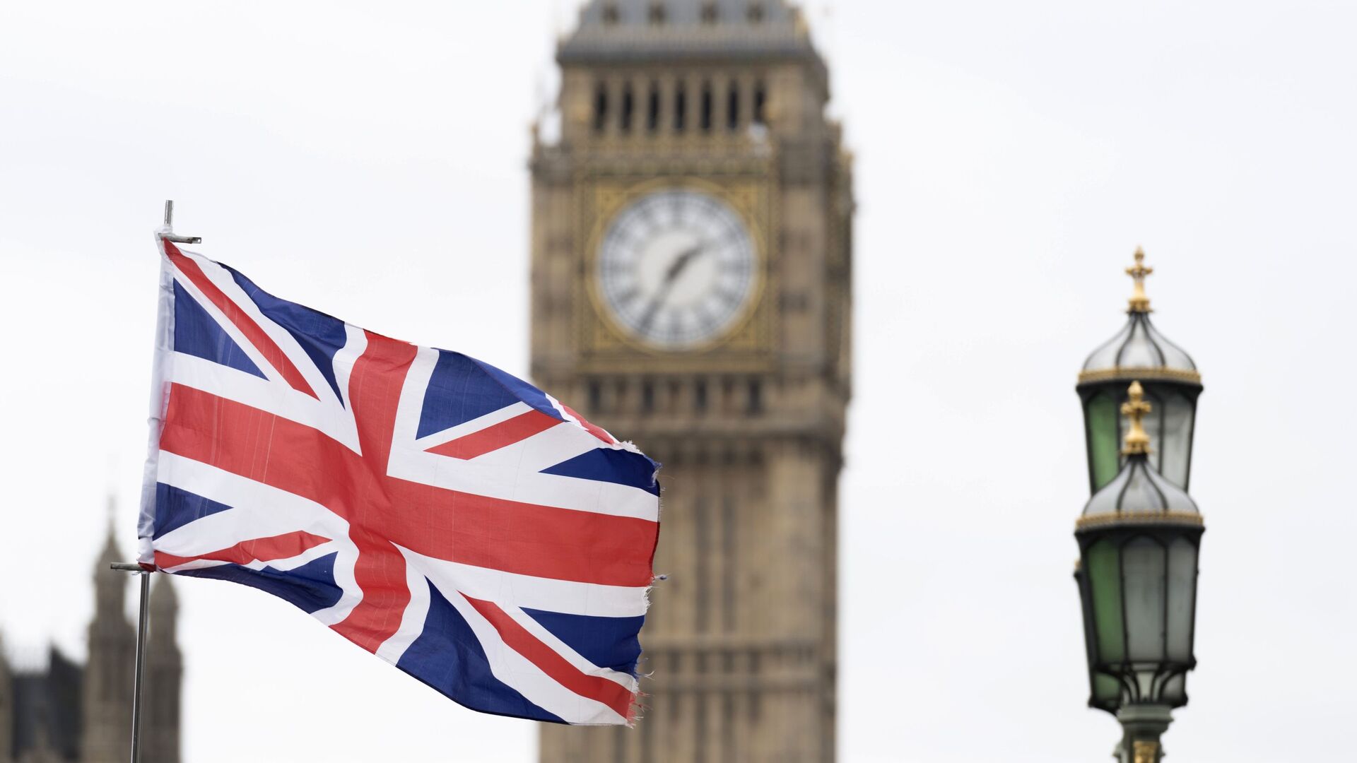 Флаг Великобритании на фоне Вестминстерского дворца в Лондоне. - Sputnik Таджикистан, 1920, 04.06.2022