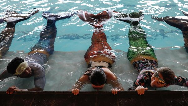Занятия по плаванию в школе русалок Merschool в Кьялами, ЮАР - Sputnik Таджикистан