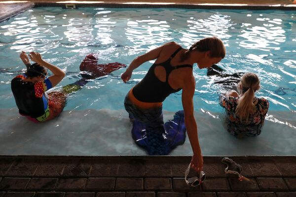 Воспитанниц учат плавать в русалочьем стиле. - Sputnik Таджикистан