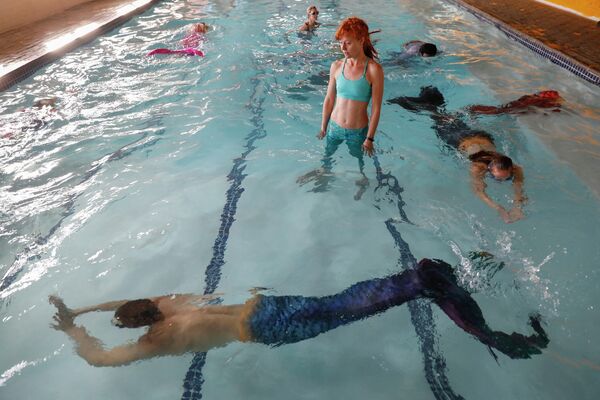 Ученицы школы русалок играют в разные игры, плавают как на глубине, так и на поверхности. - Sputnik Таджикистан