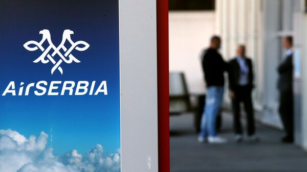 Логотип авиакомпании Air Serbia в аэропорту Никола Тесла в Белграде. - Sputnik Таджикистан