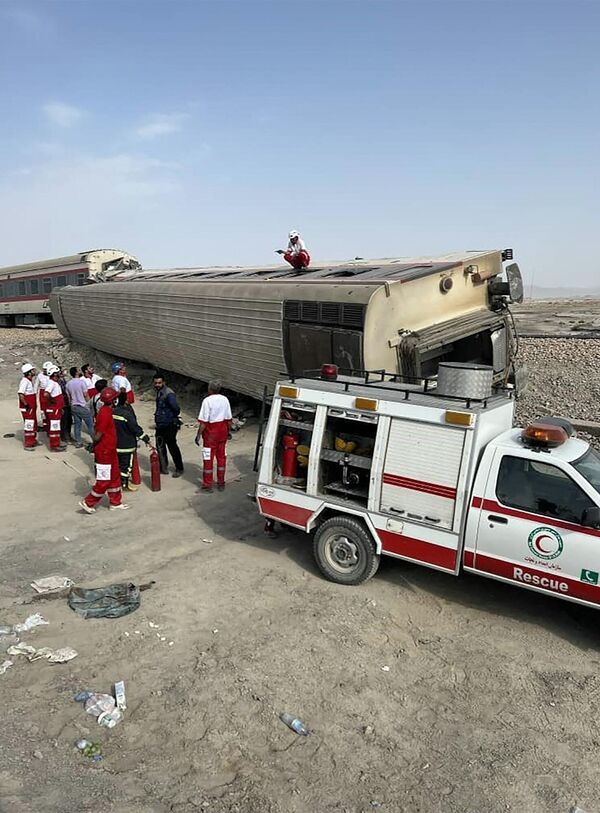 В результате катастрофы на железной дороге в Иране погибло 17 человек, более 50 пассажиров пострадали. - Sputnik Таджикистан
