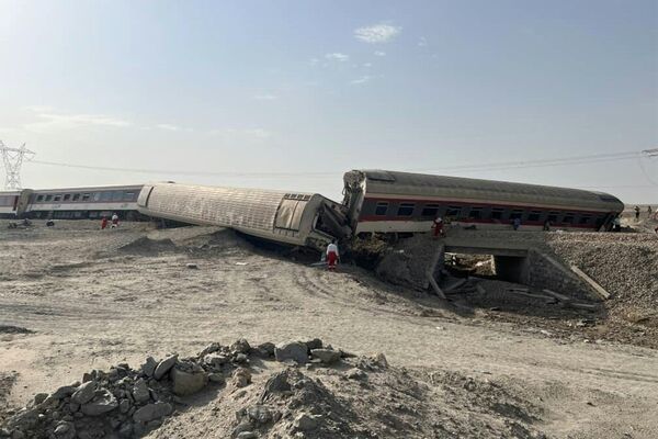 На кадрах места катастрофы видно, что вагоны поездов лежат на боку. - Sputnik Таджикистан