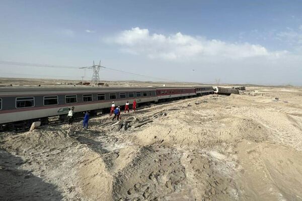Сразу четыре из семи вагонов поезда сошли с рельсов недалеко от пустынного города Табас, в 550 км к юго-востоку от столицы Тегерана. - Sputnik Таджикистан