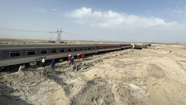 На месте крушения поезда по дороге из Мешхеда в Йезд в Иране  - Sputnik Таджикистан