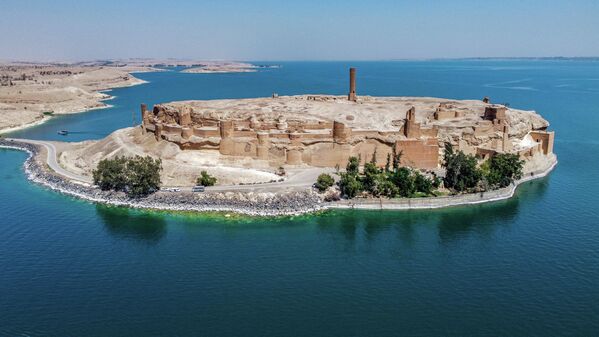 Одна из самых узнаваемых сирийских достопримечательностей - крепость Джабар - арабская крепость XI века, находящаяся на островке у северо-восточного берега озера Ассад. - Sputnik Таджикистан