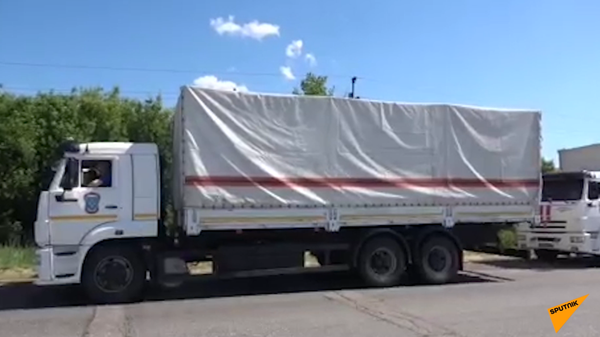 Сотрудники МЧС РФ доставили еще более тысячи тонн гумпомощи для жителей в ДНР, ЛНР и Украины. - Sputnik Тоҷикистон