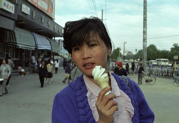 Девушка на одной из улиц Пекина. - Sputnik Таджикистан