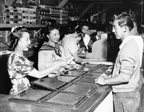 Магазин с мороженым в Ионе, Мансанар, Калифорния, 1942 год. - Sputnik Таджикистан