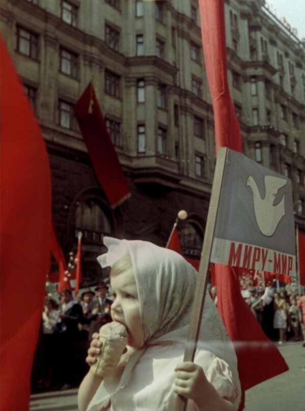 Девочка с мороженым на первомайской демонстрации. - Sputnik Таджикистан