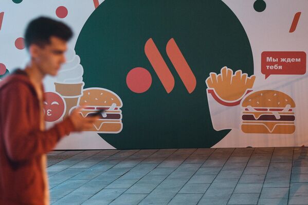 Реклама сети ресторанов быстрого питания на фасаде здания в Москве. - Sputnik Таджикистан