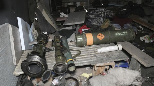 Оружие иностранного производства, найденное в подвалах комбината Азовсталь в Мариуполе - Sputnik Таджикистан