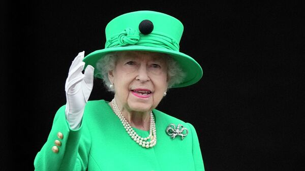 Королева Великобритании Елизавета II машет толпе с балкона Букингемского дворца в дни своего платинового юбилея - Sputnik Таджикистан