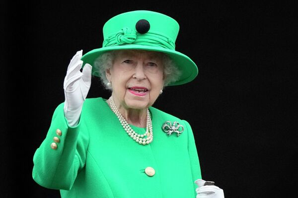 Британская королева Елизавета II машет толпе с балкона Букингемского дворца. - Sputnik Таджикистан