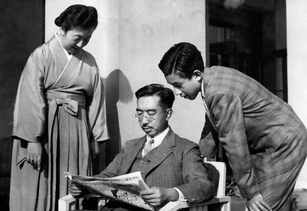Император Японии Хирохито, императрица Кодзюн и наследный принц Акихито, 1950-е годы. Хирохито, также известный как император Сёва (29 апреля 1901 г. - 7 января 1989 г.), был 124-м правителем Японии. - Sputnik Таджикистан