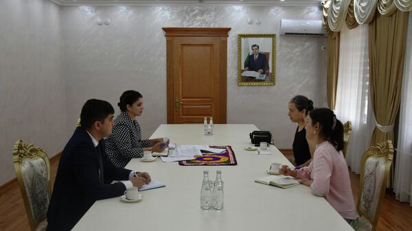 Министр труда РТ провела встречу с руководителе Международной организации труда - Sputnik Тоҷикистон