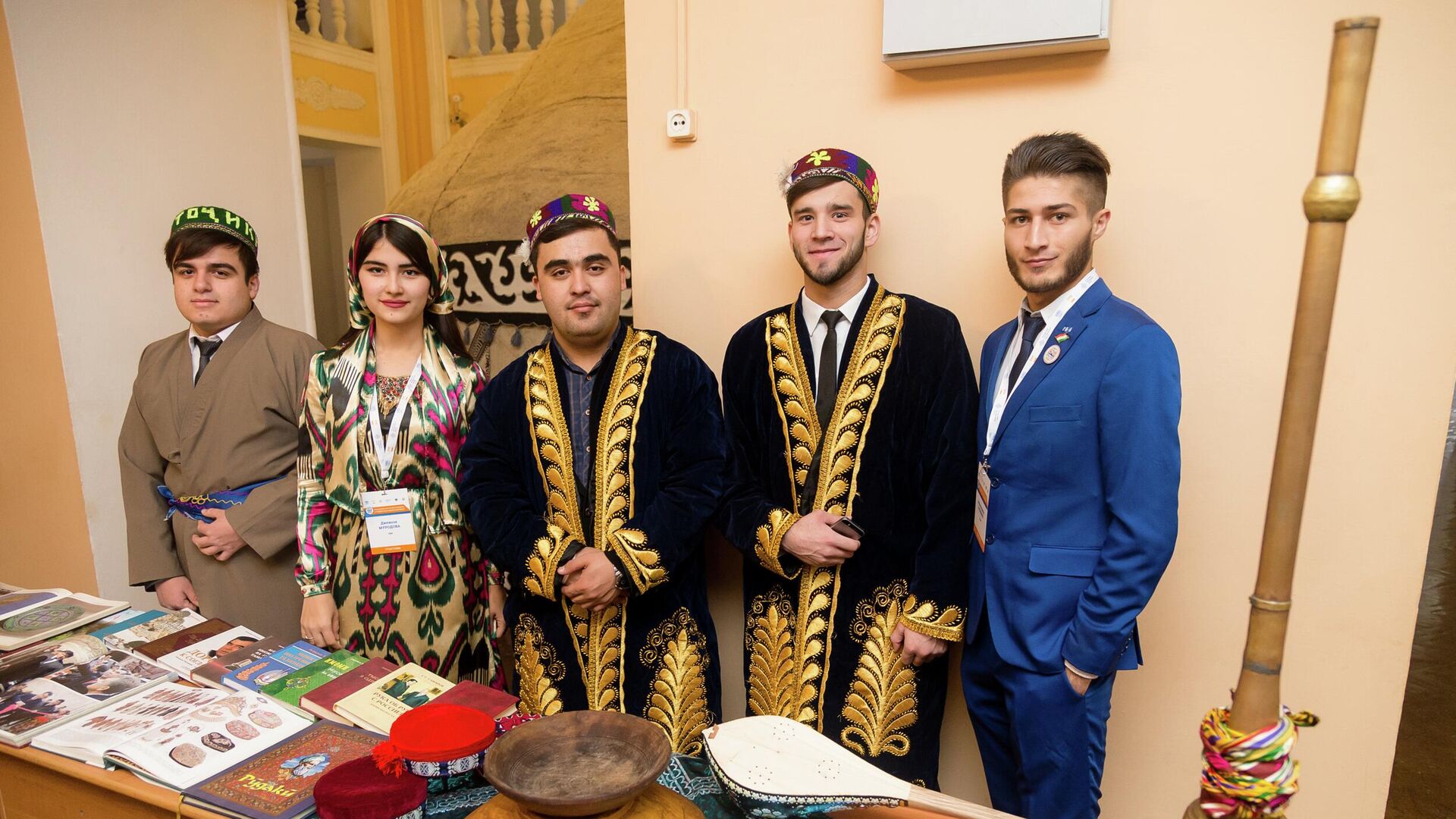 Таджикские студенты в национальных костюмах на мероприятии Ural Fest 2019 - Sputnik Таджикистан, 1920, 17.06.2022