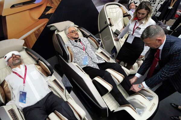 Певец Филипп Киркоров тестирует массажное кресло. - Sputnik Таджикистан