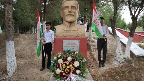 В Кулябе установили памятники двум военным героям - Sputnik Таджикистан