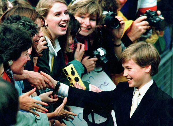 Уильям жмет руки фанатам в соборе Святого Иакова в Торонто, Канада, 1991 год. - Sputnik Таджикистан