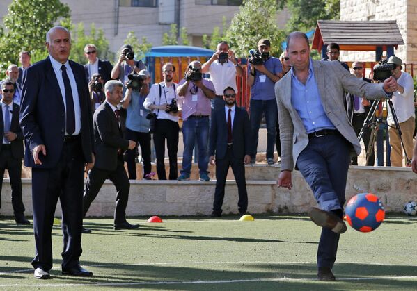 Уильям играет в футбол рядом с главой Палестинской федерации футбола Джибрилом Раджубом, 2018 год. - Sputnik Таджикистан