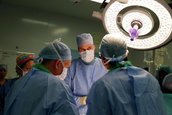 Принц Уильям принимает участие в операции по удалению раковой опухоли, Лондон, 2013 год. - Sputnik Таджикистан