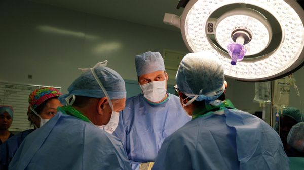 Британский принц Уильям наблюдает за операцией по удалению опухоли мочевого пузыря во время визита в Королевскую больницу Марсдена в Лондоне, 2013 год - Sputnik Тоҷикистон