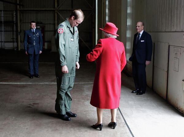 Принц Уильям приветствует королеву Великобритании Елизавету II и принца Филиппа, герцога Эдинбургского, Уэльс, 2011 год. - Sputnik Таджикистан