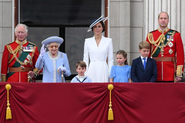 Елизавета II, принц Чарльз, принц Луи, герцогиня Кэтрин, принцесса Шарлотта, принц Джордж и принц Уильям наблюдают за парадом в честь дня рождения королевы с балкона Букингемского дворца, 2022 год. - Sputnik Таджикистан